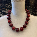 COLLAR BOLAS BURDEOS