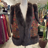 CHALECO DE PELO SINTETICO BORDADO MARRON