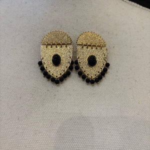 PENDIENTE PLAQUE DORADO Y NEGRO