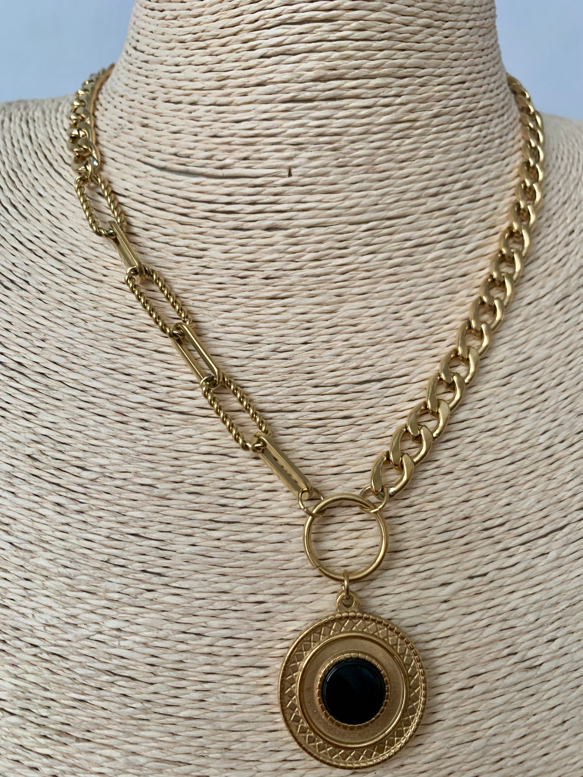 CADENA FARAH