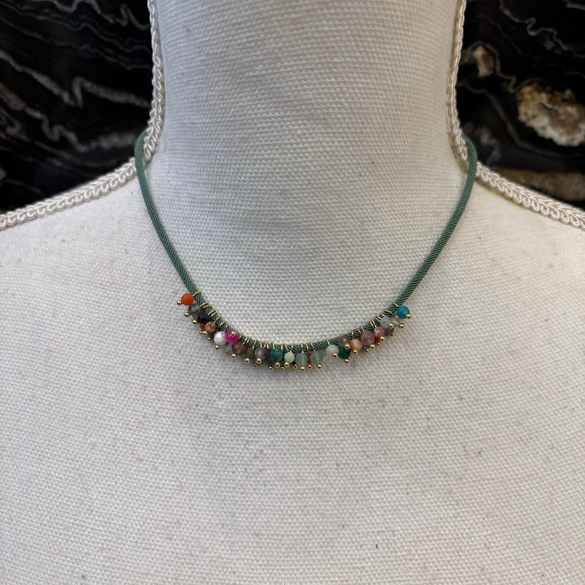 COLLAR VERDE CON PIEDRA DE COLORES
