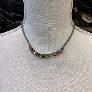 COLLAR VERDE CON PIEDRA DE COLORES