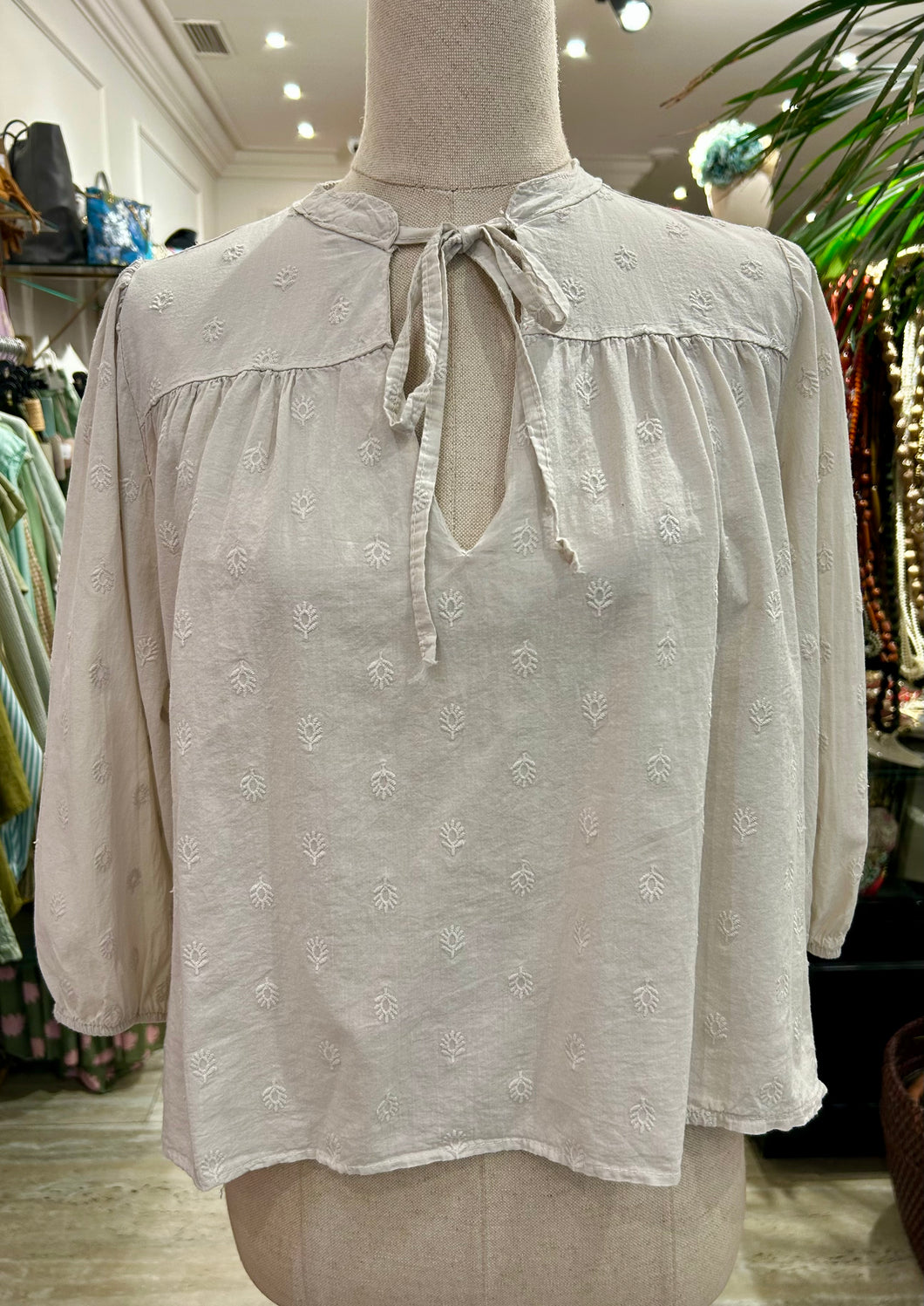 BLUSA BEIGE BORDADOS PEQUEÑOS