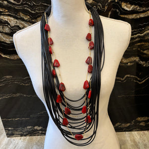 COLLAR LARGO CUERDA PIEDRAS ROJAS
