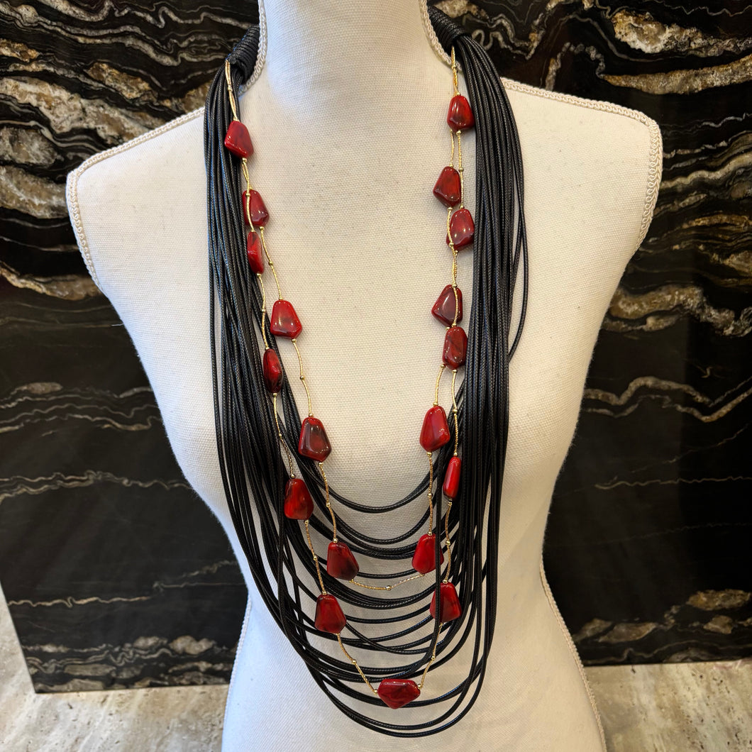 COLLAR LARGO CUERDA PIEDRAS ROJAS