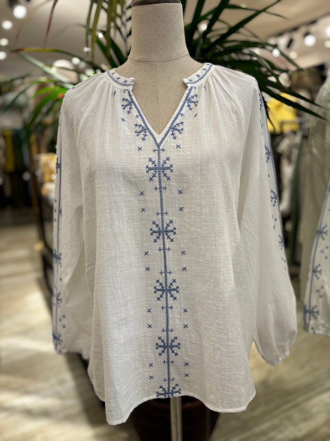 BLUSA BLANCA CON BORDADO AZUL