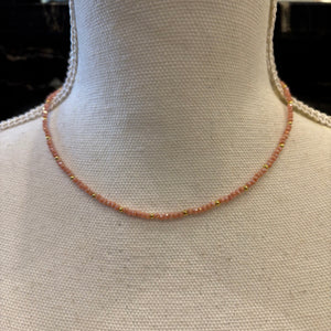COLLAR CUENTAS ROSA Y DORADO