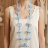 COLLAR BOLAS Y FLOR TELA CELESTE