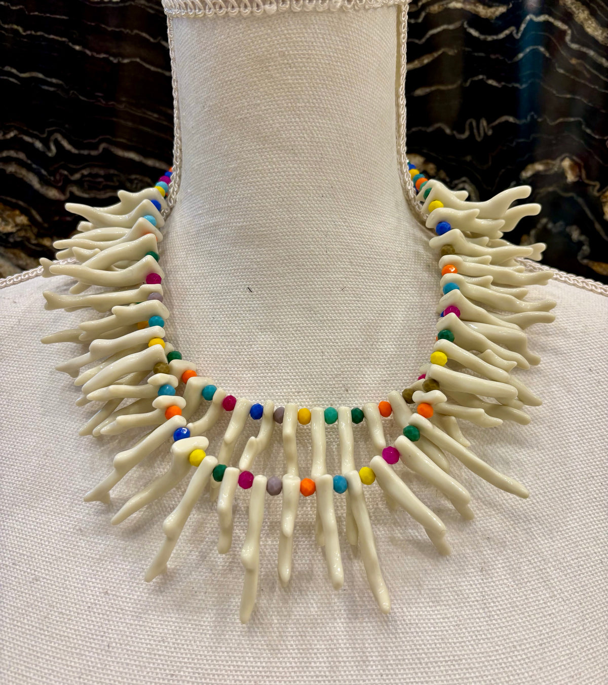 COLLAR CUENTAS DE COLORES Y CORAL