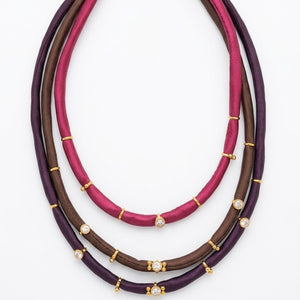 COLLAR CUERDAS BURDEOS