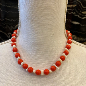 COLLAR BOLAS NARANJAS Y CORAL BLANCO