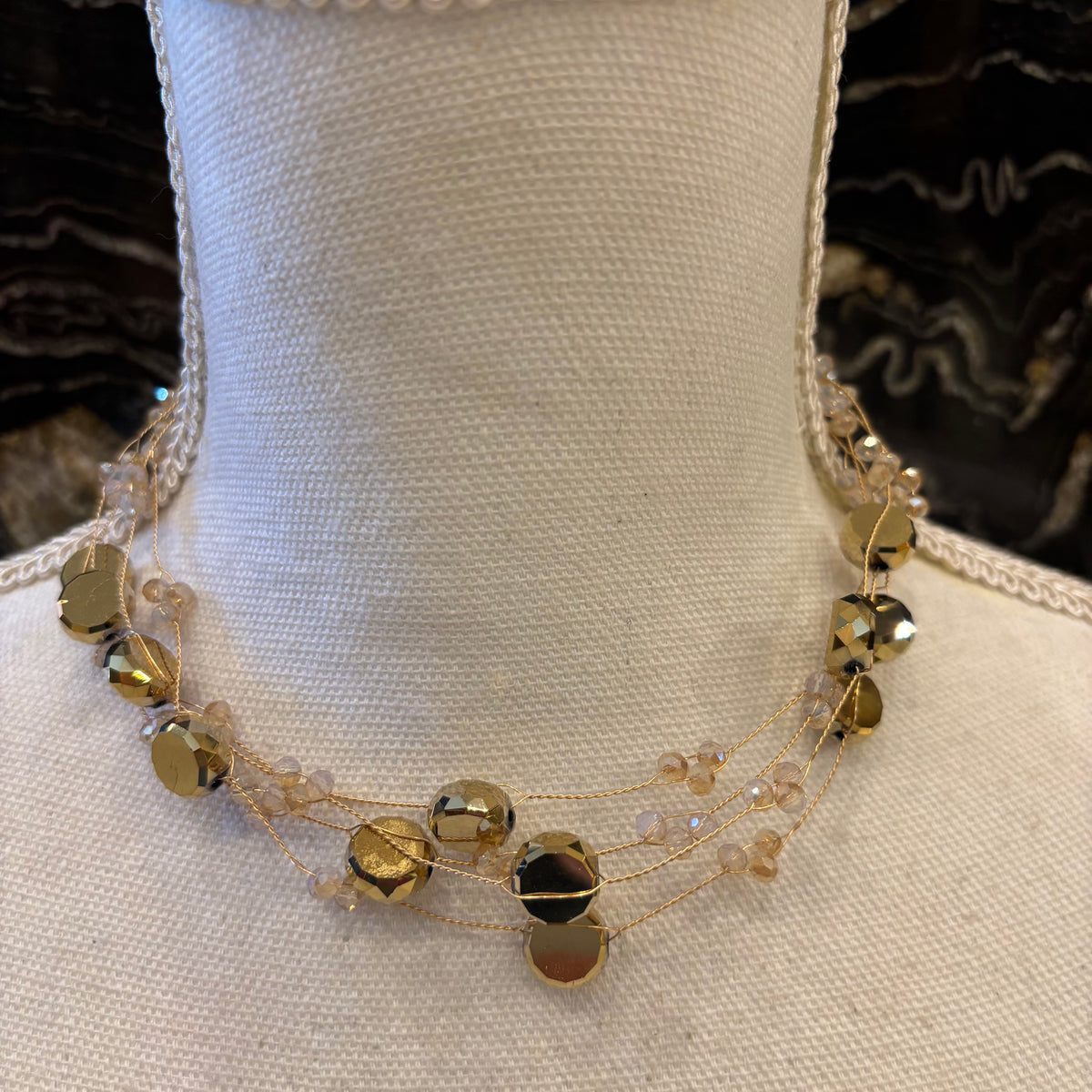 GARGANTILLA PIEDRAS DORADO Y BLANCA