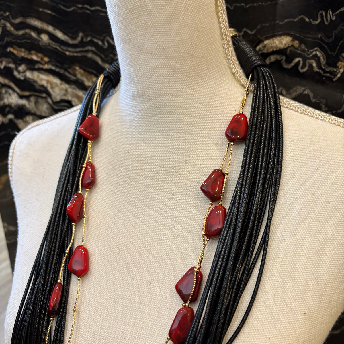COLLAR LARGO CUERDA PIEDRAS ROJAS