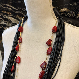 COLLAR LARGO CUERDA PIEDRAS ROJAS