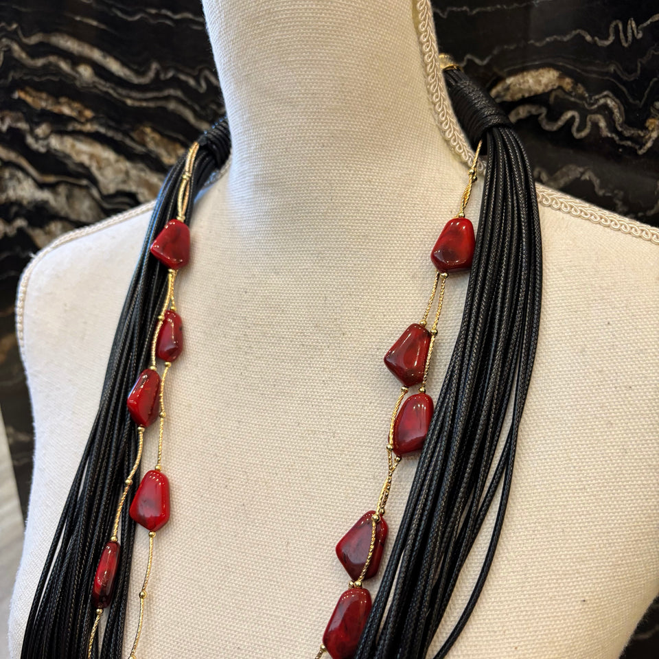 COLLAR LARGO CUERDA PIEDRAS ROJAS