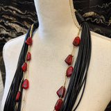 COLLAR LARGO CUERDA PIEDRAS ROJAS