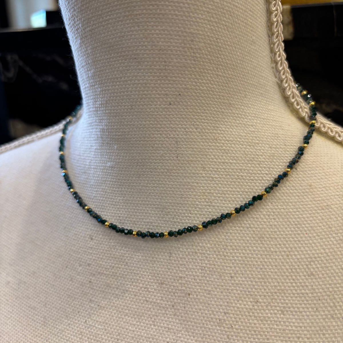 COLLAR CUENTAS VERDE Y DORADO
