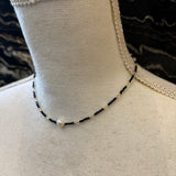 COLLAR NEGRO CON PIEDRAS CENTRALES