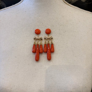 PENDIENTE TRES LAGRIMAS CORAL