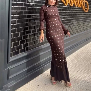 VESTIDO MARRÓN CON TACHUELAS PLATEADA