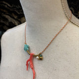 COLLAR HILO CORAL Y TORTUGA