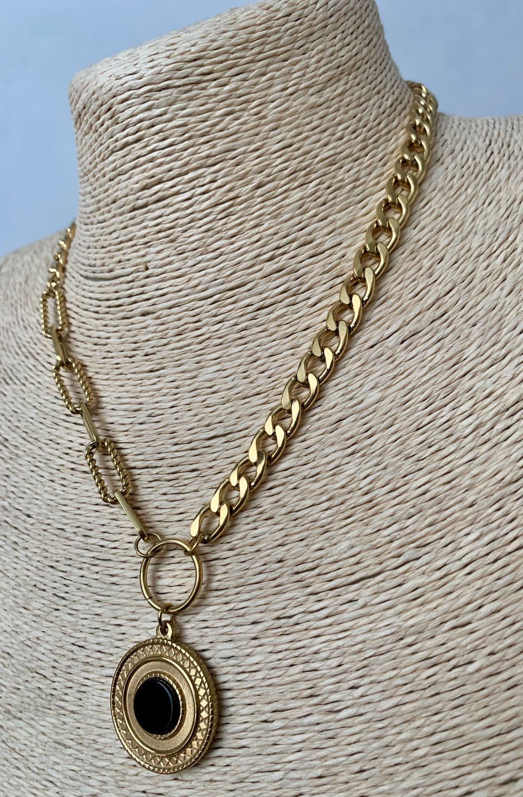 CADENA FARAH