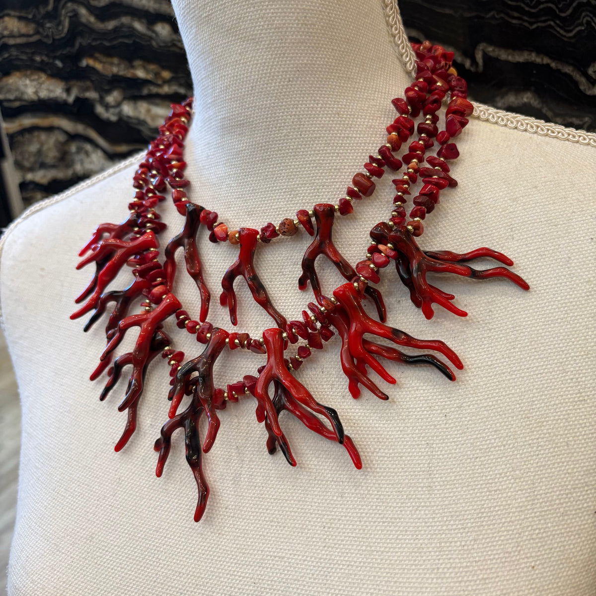 COLLAR DE PIDRAS ROJO Y CORALES BICOLOR