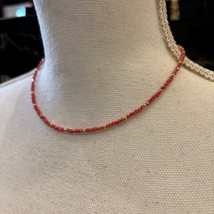 COLLAR CUENTAS ROJO Y DORADO