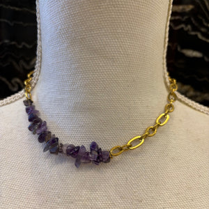 CADENA DORADA Y PIEDRAS MORADAS