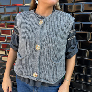 CHALECO GRIS BOTONES DORADOS