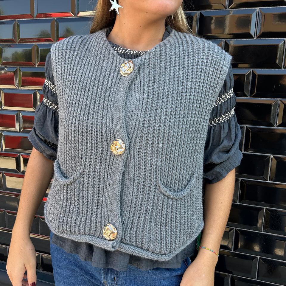 CHALECO GRIS BOTONES DORADOS