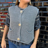 CHALECO GRIS BOTONES DORADOS