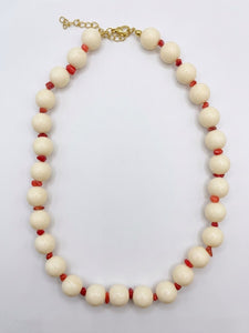 COLLAR HUESO Y CORAL BOLA MEDIANA