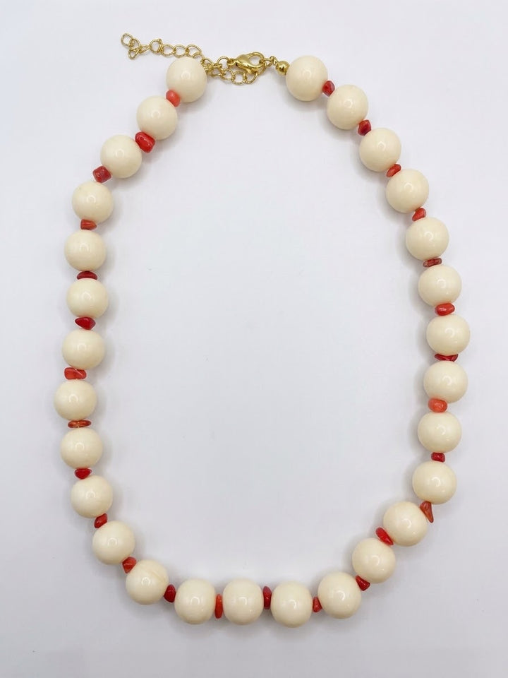 COLLAR HUESO Y CORAL BOLA MEDIANO