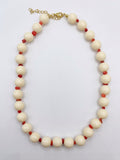 COLLAR HUESO Y CORAL BOLA MEDIANO