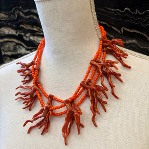 COLLAR DE CUENTAS NARANJA Y CORAL