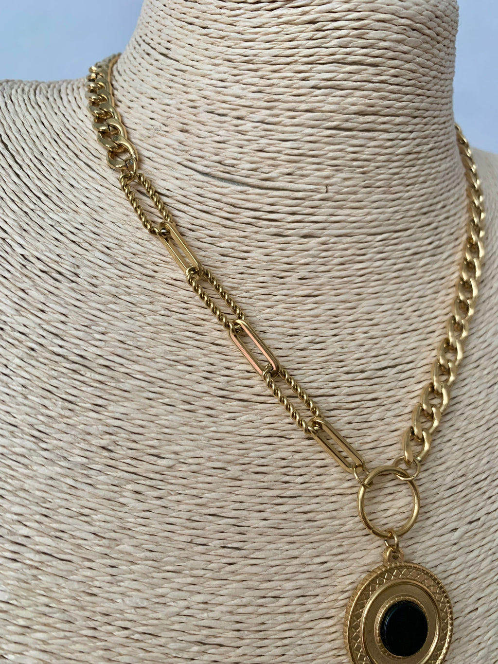 CADENA FARAH
