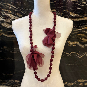 COLLAR LARGO FLORES DE TELA BURDEOS