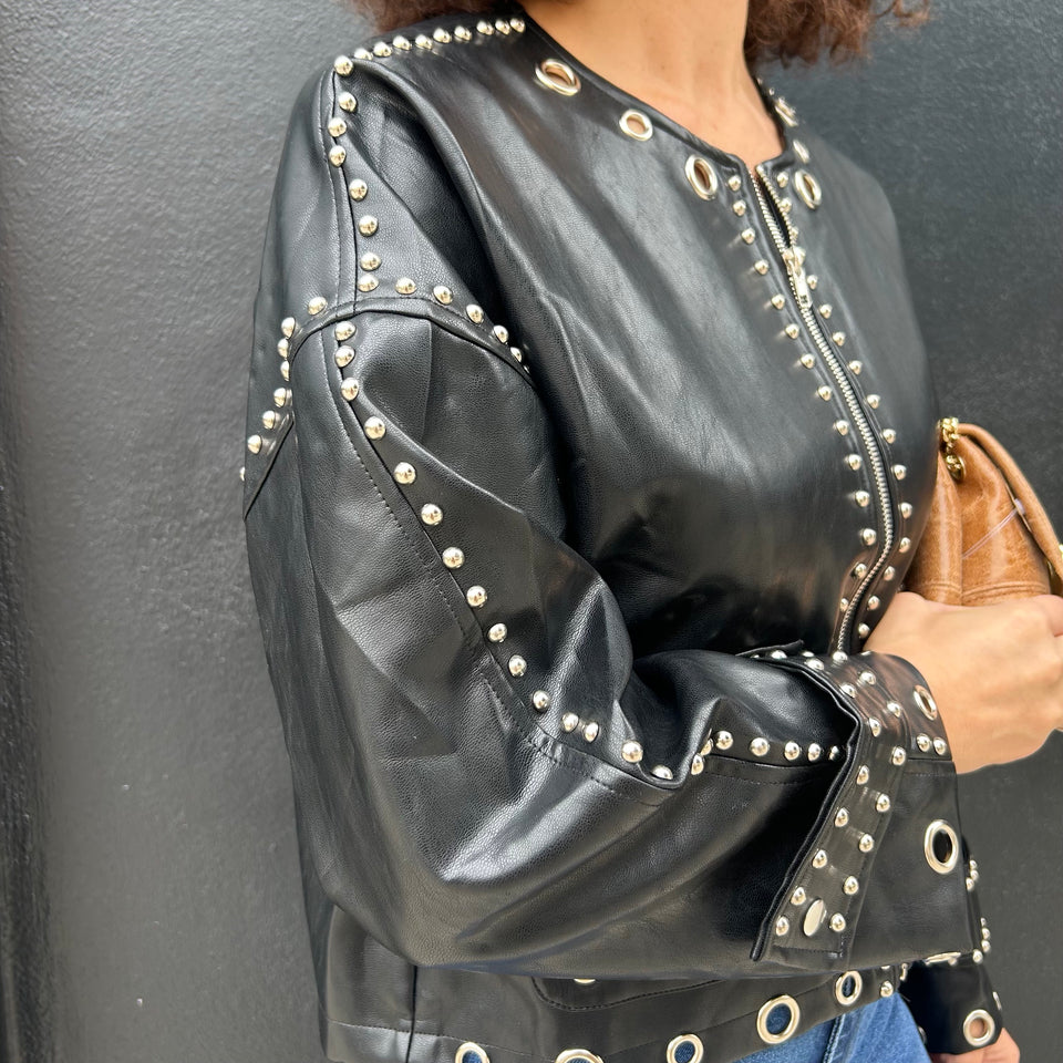 CHAQUETA DE POLIPIEL CON TACHUELAS
