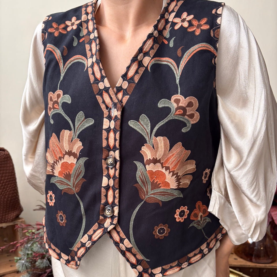 CHALECO ESTAMPADO NEGRO