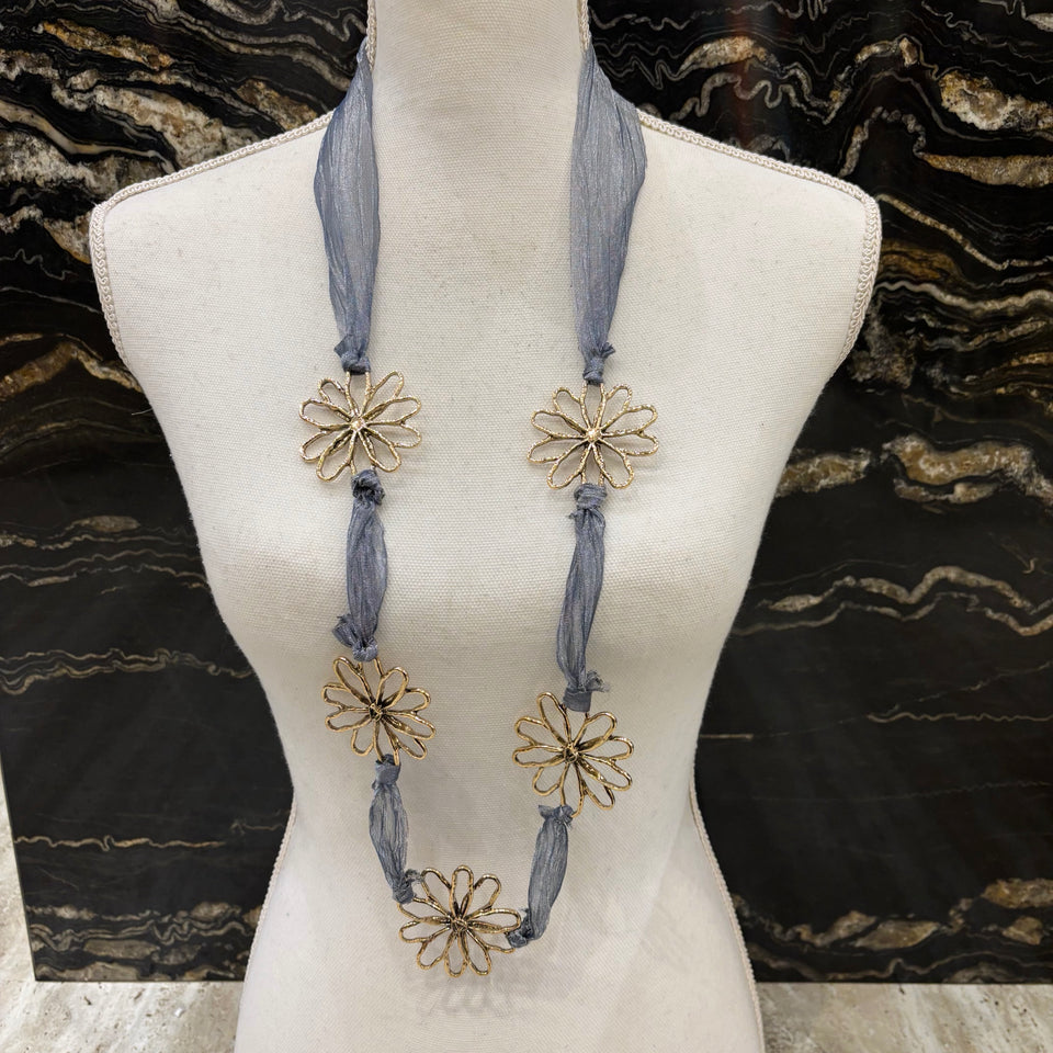 COLLAR LARGO TELA Y FLOR DORADA