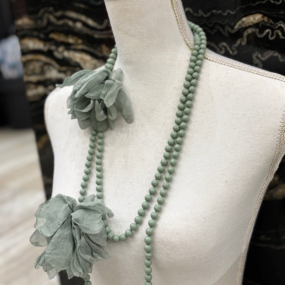 COLLAR LARGO FLOR DE TELA Y BOLAS VERDE AGUA