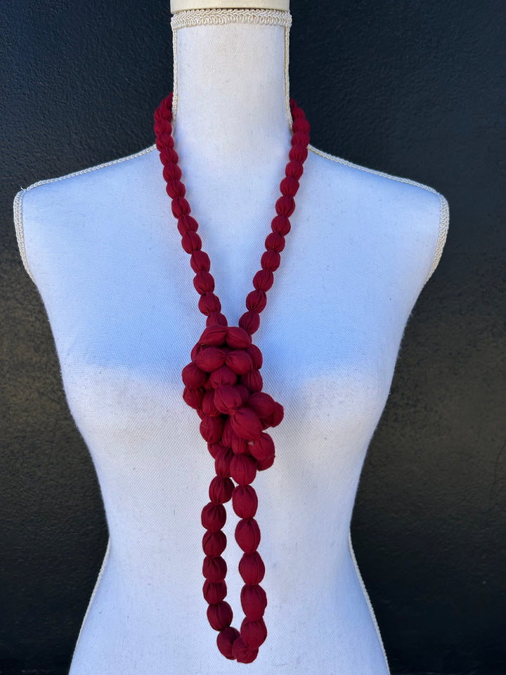 COLLAR DE TELA LARGO BURDEOS