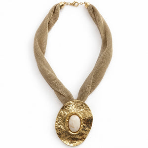 COLLAR TELA Y MEDALLON DORADO