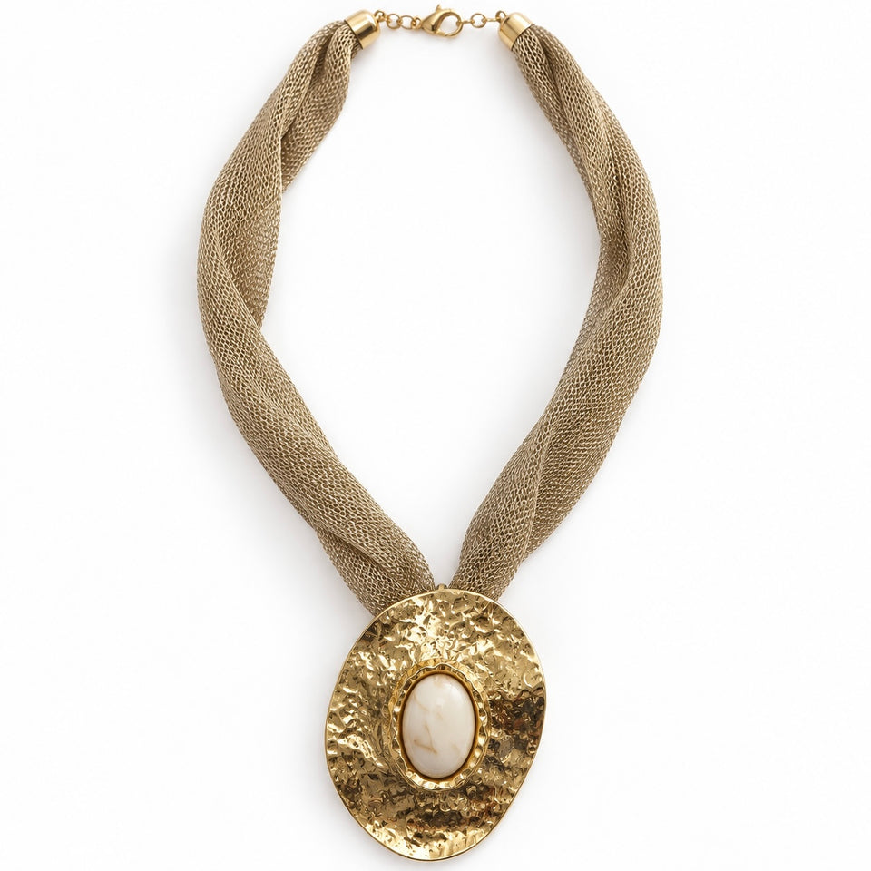 COLLAR TELA Y MEDALLON DORADO