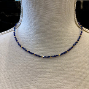 COLLAR CUENTAS AZUL Y DORADO