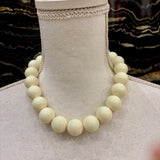 COLLAR BOLAS BEIGE
