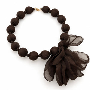 CHOKER FLOR TELA MARRON OSCURA