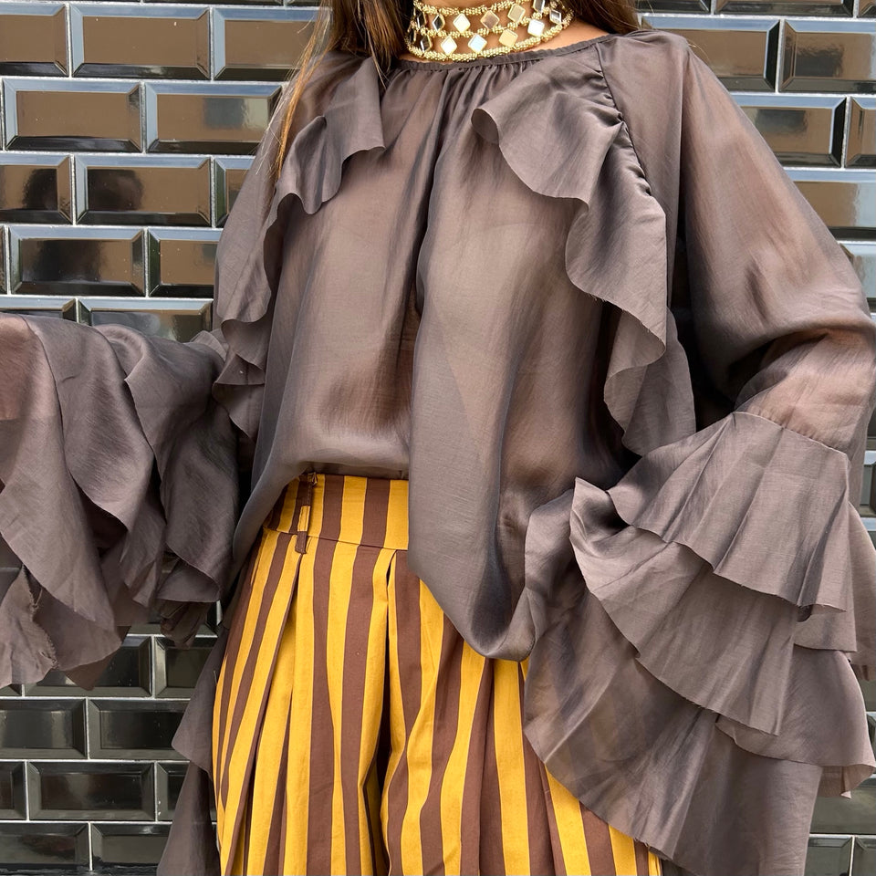 BLUSA OVERSIZE DE VOLANTES MARRON