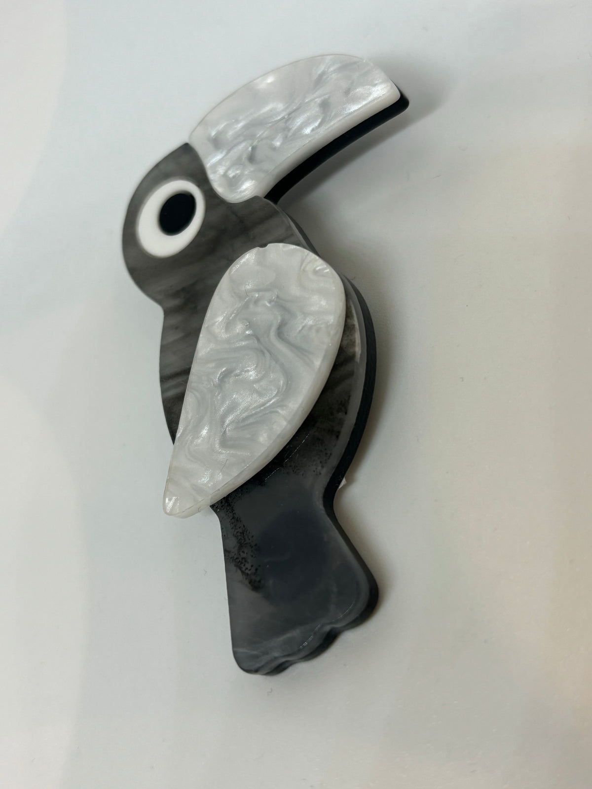 BROCHE TUCÁN GRIS